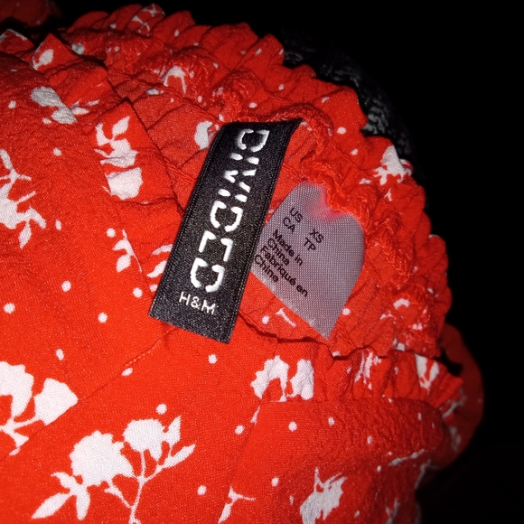 (2) Beautiful Fashion Tops Never Worn! H&M Divided Xs & Mixed Threads Xs - Picture 2 of 4